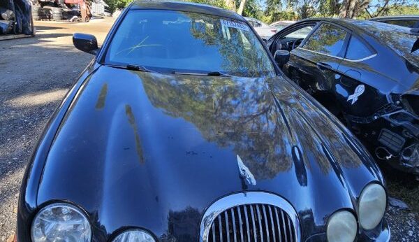 JAGUAR S-TYPE 1999-2002 in a junkyard in the USA