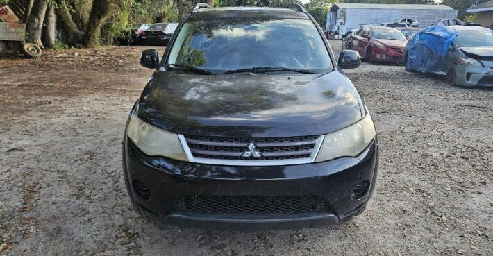 Mitsubishi Outlander 2006-2009 in a junkyard in the USA Mitsubishi