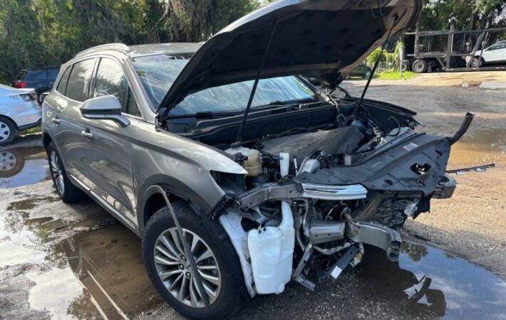 Lincoln MKX 2016-2018 in a junkyard in the USA MKX 2016-2018