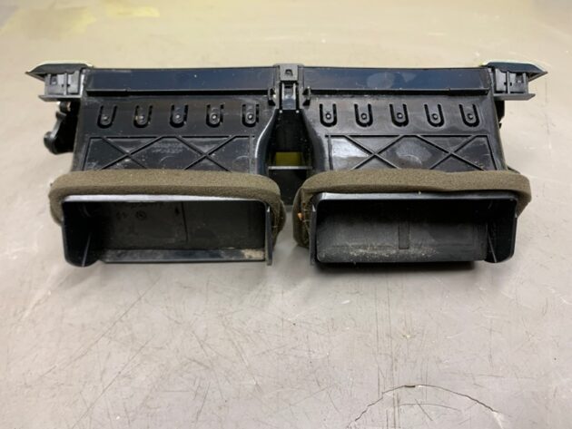 Used Rear Center Console Air Vent for Land Rover Land Rover Range Rover Evoque 2015-2019 LR087337, GJ32014L21AA