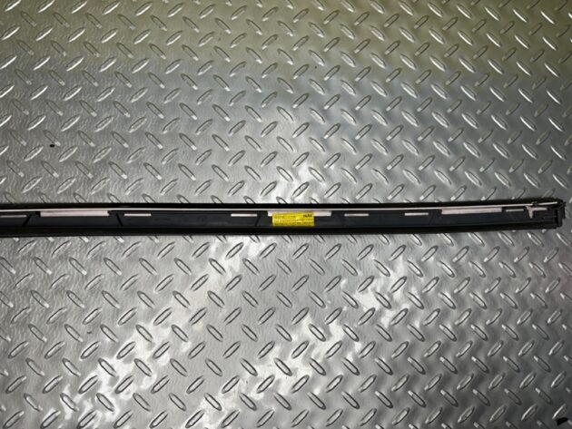 Used Windshield trim for Mercedes-Benz E-Class 350 2013-2014 2076901362