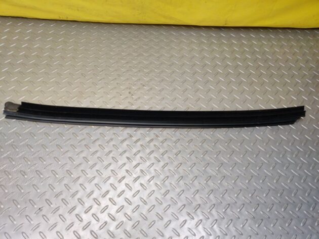 Used FRONT LEFT DOOR WINDOW WEATHERSTRIP SEAL for Bentley CONTINENTAL FLYING SPUR 05-13 3W5837471A, 3W5837471B
