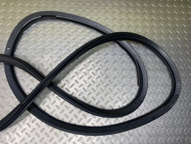 Used Rear left door seal for Bentley CONTINENTAL FLYING SPUR 05-13 3W5 867 367 C, 3W5 867 367 D