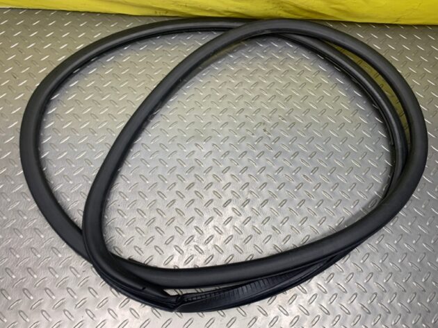 Used rear right door seal for Bentley CONTINENTAL FLYING SPUR 05-13 3W5867368C