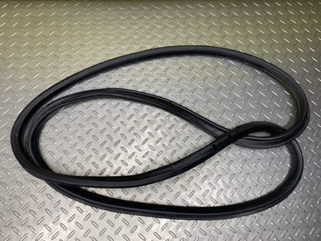 Used Trunk seal rubber weather-strip for Bentley CONTINENTAL FLYING SPUR 05-13 3W5 827 705 A, 3W5 827 705 C