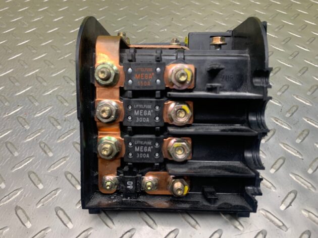 Used BATTERY FUSE TERMINAL HOLDER for Bentley CONTINENTAL FLYING SPUR 05-13 3W0 937 495, 3W0937548C