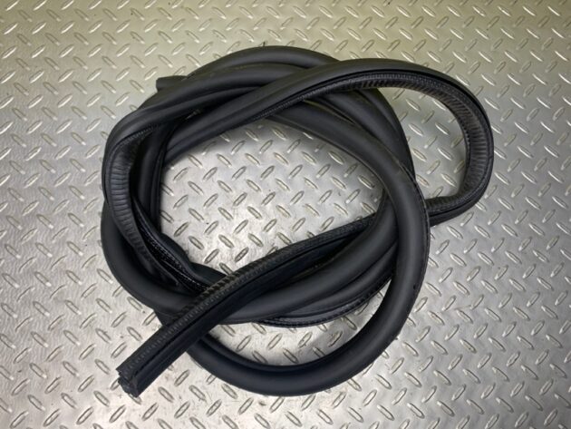 Used FRONT RIGHT DOOR INNER SEAL RUBBER for Porsche Panamera 4 2016-2020 971831722, 971-831-722-Y, 971-831-722-A