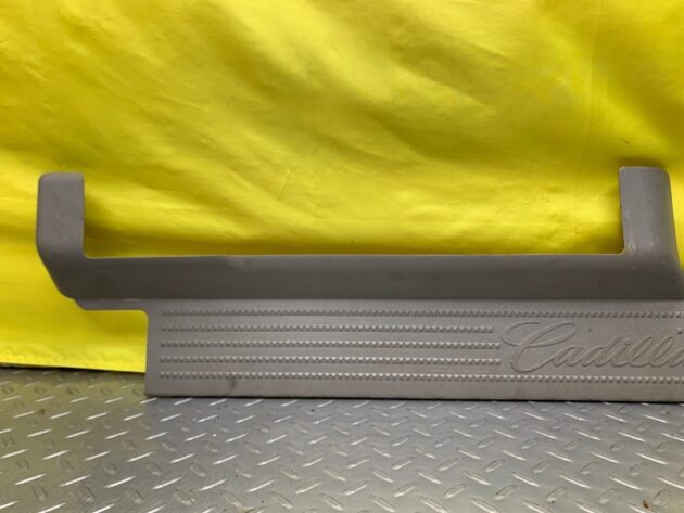 Used Front right sill trim for Cadillac Escalade EXT 2001-2006 15047432, 10359442