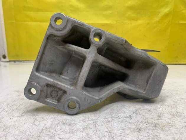 06 07 08 09 Infiniti M35 Front Driver Engine Mount Bracket OEM 11233-EG001