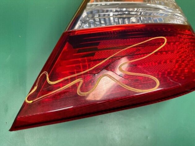 02 03 04 Toyota Camry Right passenger Side Taillight Tail Light (damage)