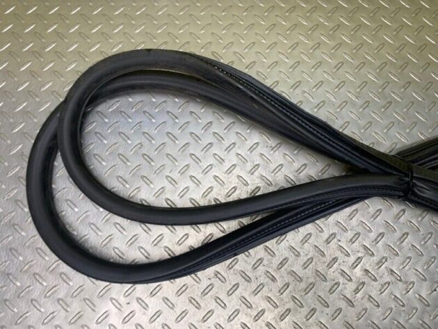 13 Porsche Cayenne Front Left Driver Door Body Weatherstrip Seal OEM 7P0867365F