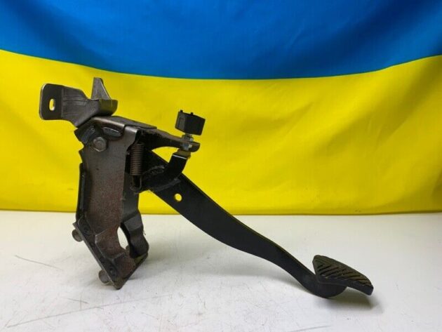 2011-2013 12 13 11 KIA Sorento Brake Pedal OEM 328001U110