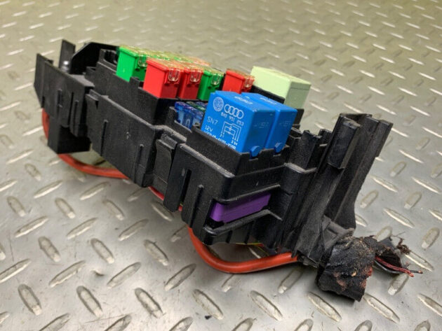 11 12 13 14 15 16 Volkswagen Passat B7 Under Hood Fuse Relay Box OEM 5C0937819H