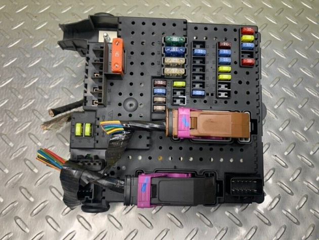 05 06 07 08 09 Volvo S60 Under Hood Engine Fuse Relay Box OEM