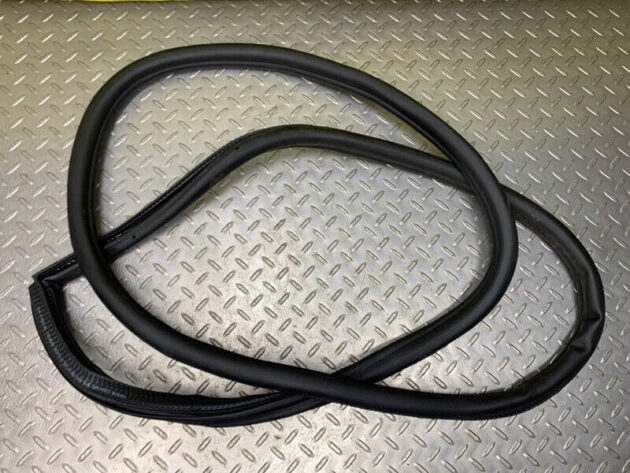 17 18 19 20 21 Porsche Panamera 4 Front right door seal OEM 971833722A