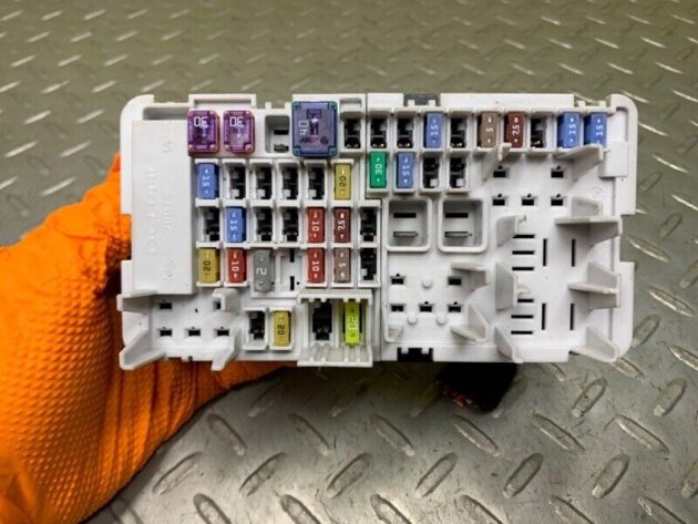 16 17 18 Chevrolet Malibu Under Dash Fuse Relay Box OEM 33172518