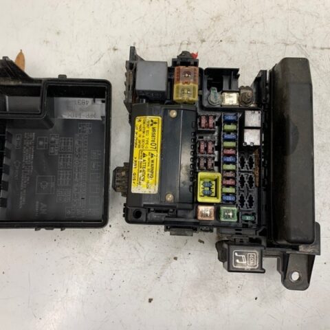 07 08 09 10 Mitsubishi Endeavor Under Hood Fuse Relay Box OEM MR588530