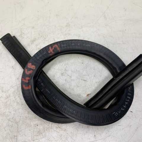 05 06 07 08 09 Bentley Continental GT Front LH Driver Door Window Seal Rubber