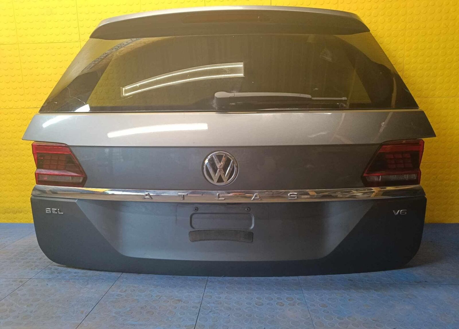 18 19 20 VW ATLAS Trunk Lid Decklid Hatch Liftgate Tailgate OEM 3CN827025J 18 19 20 VW ATLAS Trunk Lid Decklid Hatch Liftgate Tailgate OEM 3CN827025J