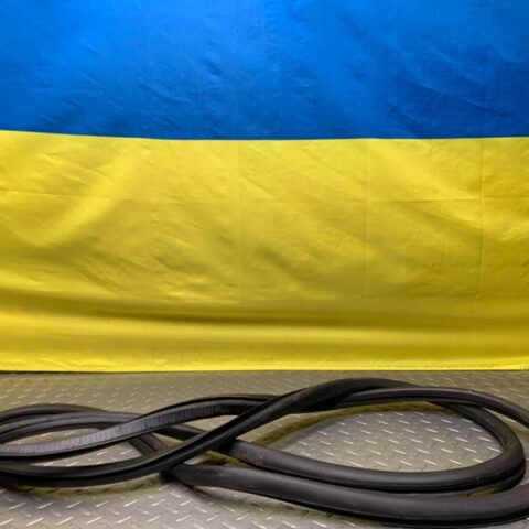 07 08 09 10 Porsche Cayenne Front seal door OEM 7l0867365G