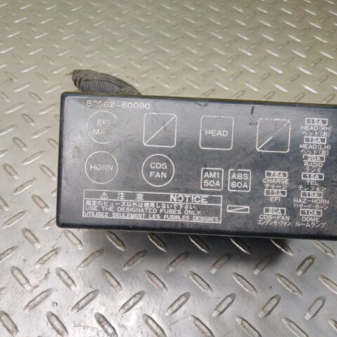 96 97 Lexus LX450 J80 Engine Fuse Box OEM 8266260090