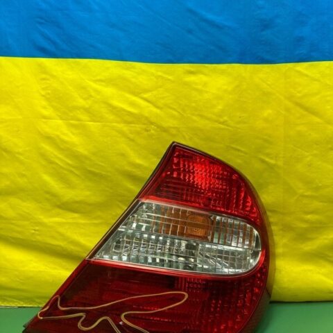 02 03 04 Toyota Camry Right passenger Side Taillight Tail Light (damage)