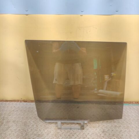 93 94 95 96 97 LEXUS LX450 Rear passenger right door glass OEM 6811360080