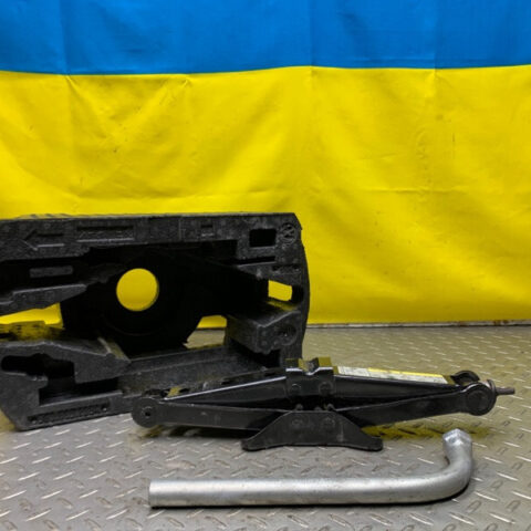 12 13 14 15 16 17 Volkswagen Passat B8 Service Kit With Car Jack OEM 561012115A