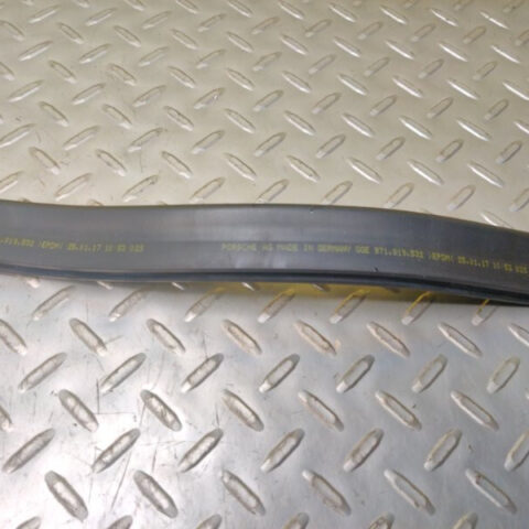 17 18 19 20 21 22 Porsche Panamera 4 Seal for water box right  OEM 971819532