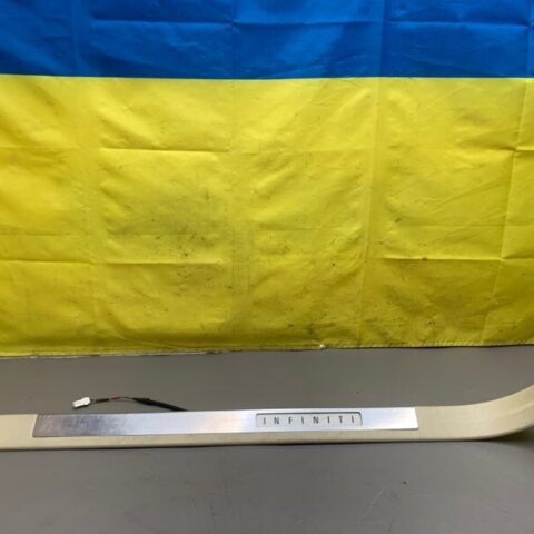06 07 Infiniti M35 Front Passenger Right Side Door Sill Scuff Plate Cover OEM