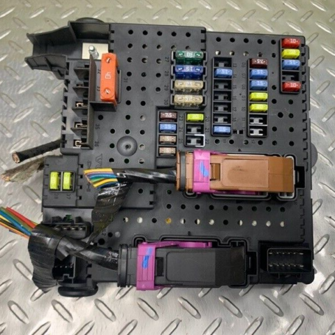 05 06 07 08 09 Volvo S60 Under Hood Engine Fuse Relay Box OEM
