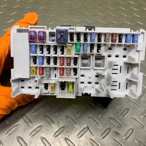 16 17 18 Chevrolet Malibu Under Dash Fuse Relay Box OEM 33172518