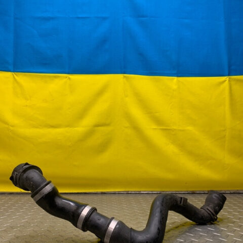 13 Porsche Cayenne 3.0L Diesel Lower Radiator Coolant Hose Line OEM 7P6122051G