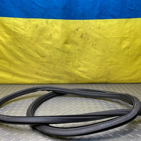 17 18 19 20 21 Porsche Panamera 4 Front left door seal OEM 971833721A