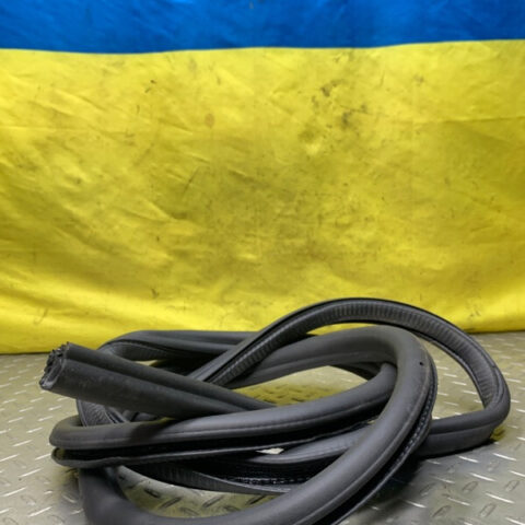 17 18 19 20 21 22  Porsche Panamera 4 Front Right Door Inner Seal Rubber OEM