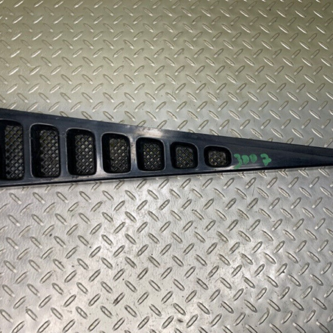 02 03 04 05 Cadillac Escalade EXT Left Deflector Water Drain Panel OEM 88944321